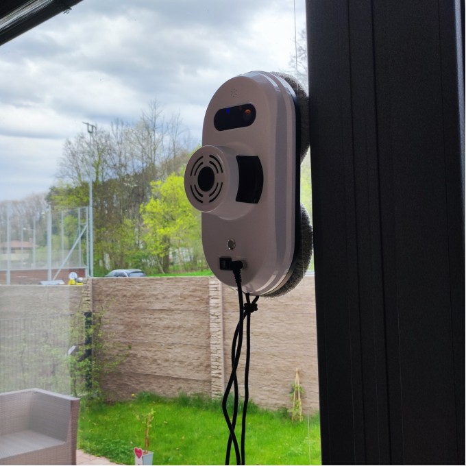 Robotický čistič oken AERIUM VAC100 SMART bílý