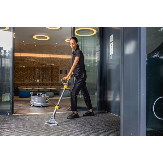 Tepovač koberců a čalounění KÄRCHER Puzzi 10/1