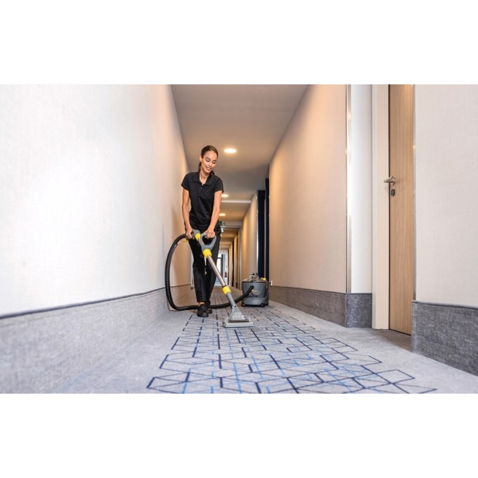 Tepovač koberců a čalounění KÄRCHER Puzzi 10/1