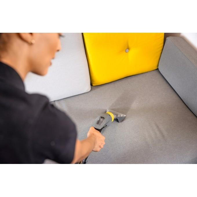 Tepovač koberců a čalounění KÄRCHER Puzzi 10/1