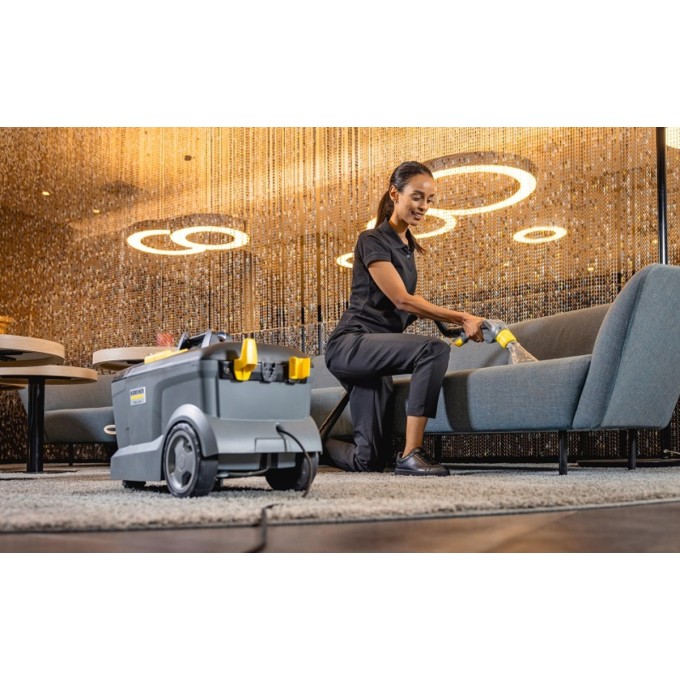 Tepovač koberců a čalounění KÄRCHER Puzzi 10/1